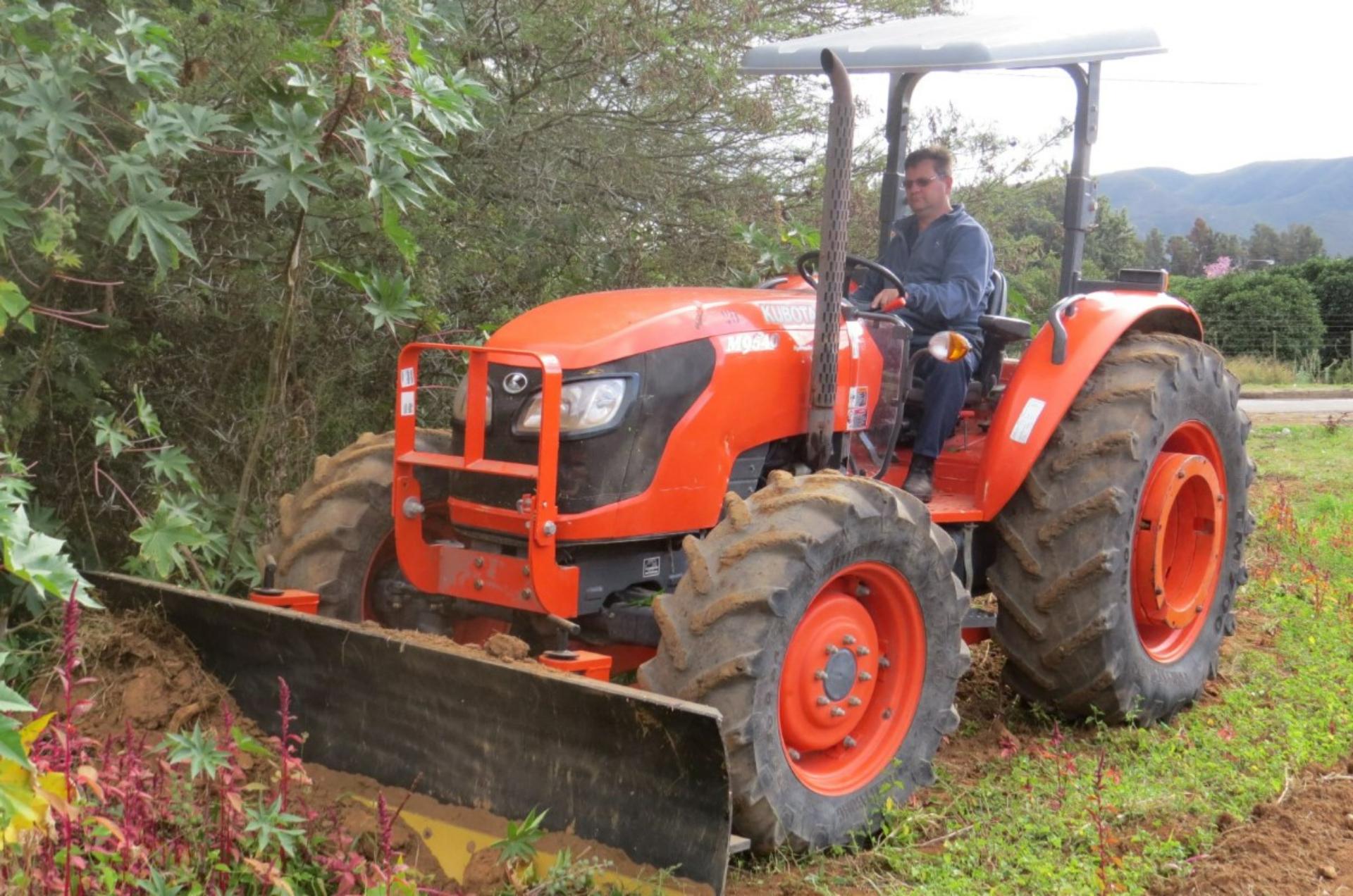 KUBOTA-M9540-WITH-BLADE-2